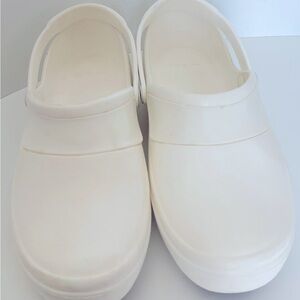 Crocs Classic White Clogs Size W9 Slip On Lightweight Arch Support